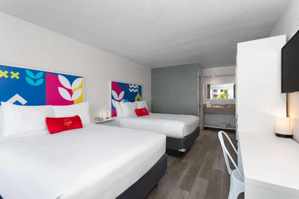 Queen Room with Two Queen Beds and City View - Non-Smoking interior